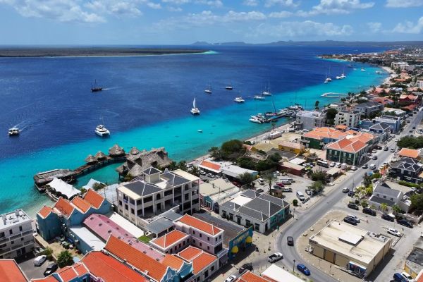 Kritisch rapport Raad voor de rechtshandhaving over corruptiebestrijding in Caribisch Nederland: Urgentie is nodig op aa